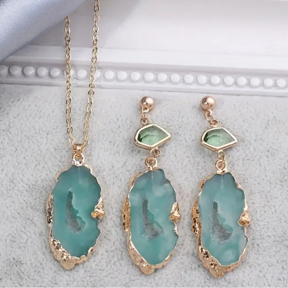 Geode look,green resin 2 piece set. NIP. Trimmed in gold.